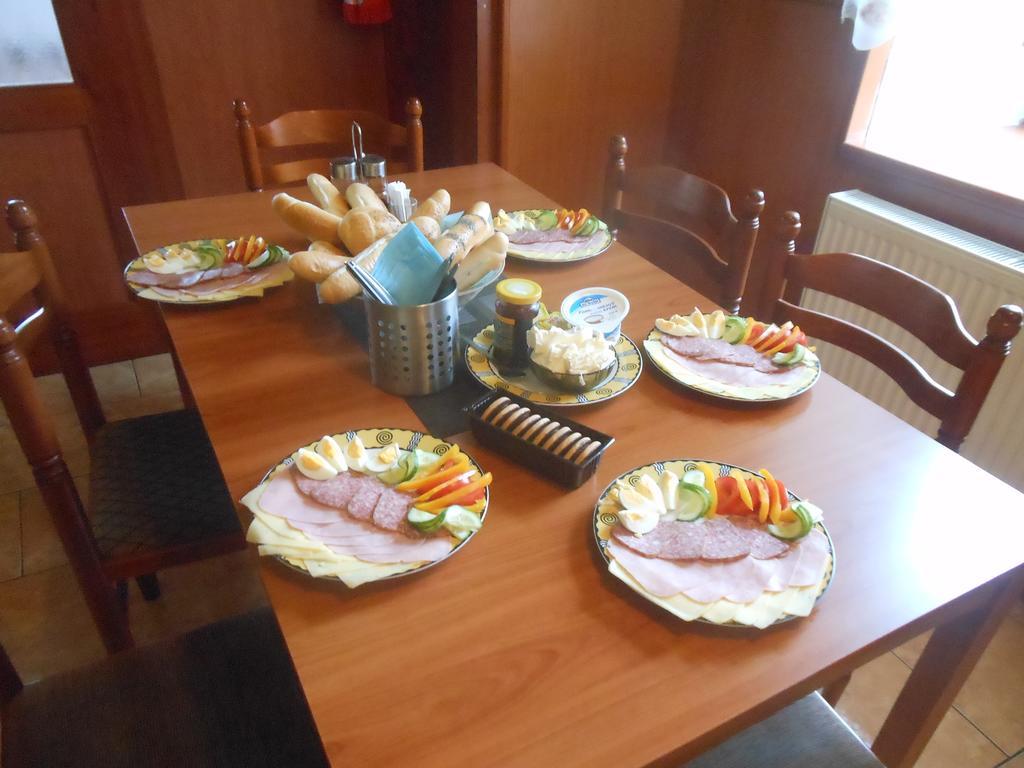 Appartamento Restaurace Na Krizovatce Božanov Esterno foto